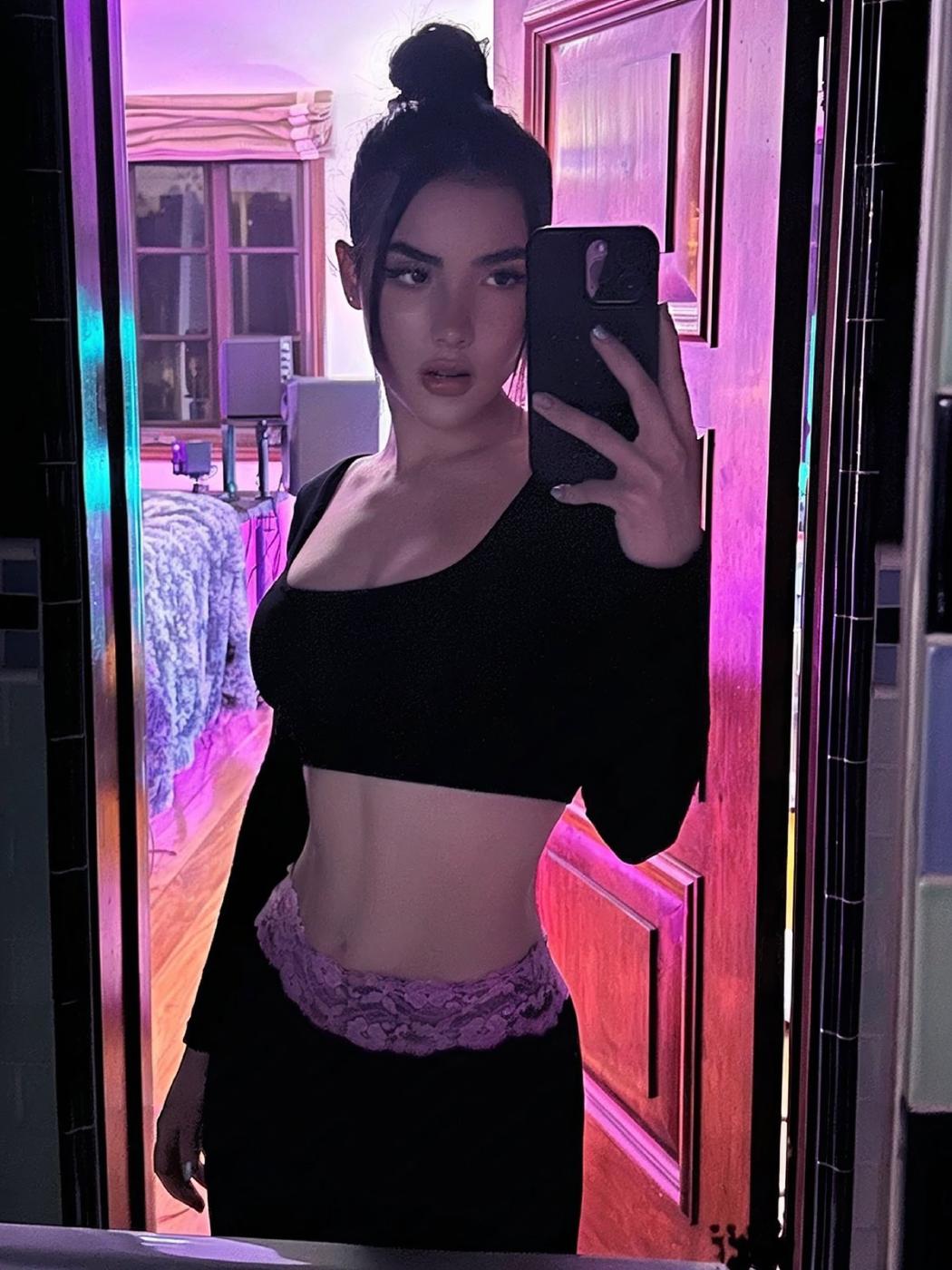 andrea botez sexy outfit mirror selfies set leaked ggrnhr 1