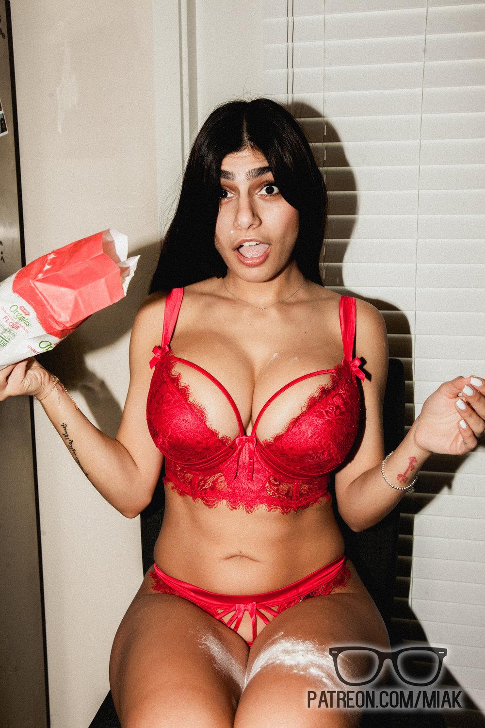 mia_khalifa_lingerie_cooking_patreon_set_leaked-amnhbd mia khalifa lingerie cooking patreon set leaked amnhbd