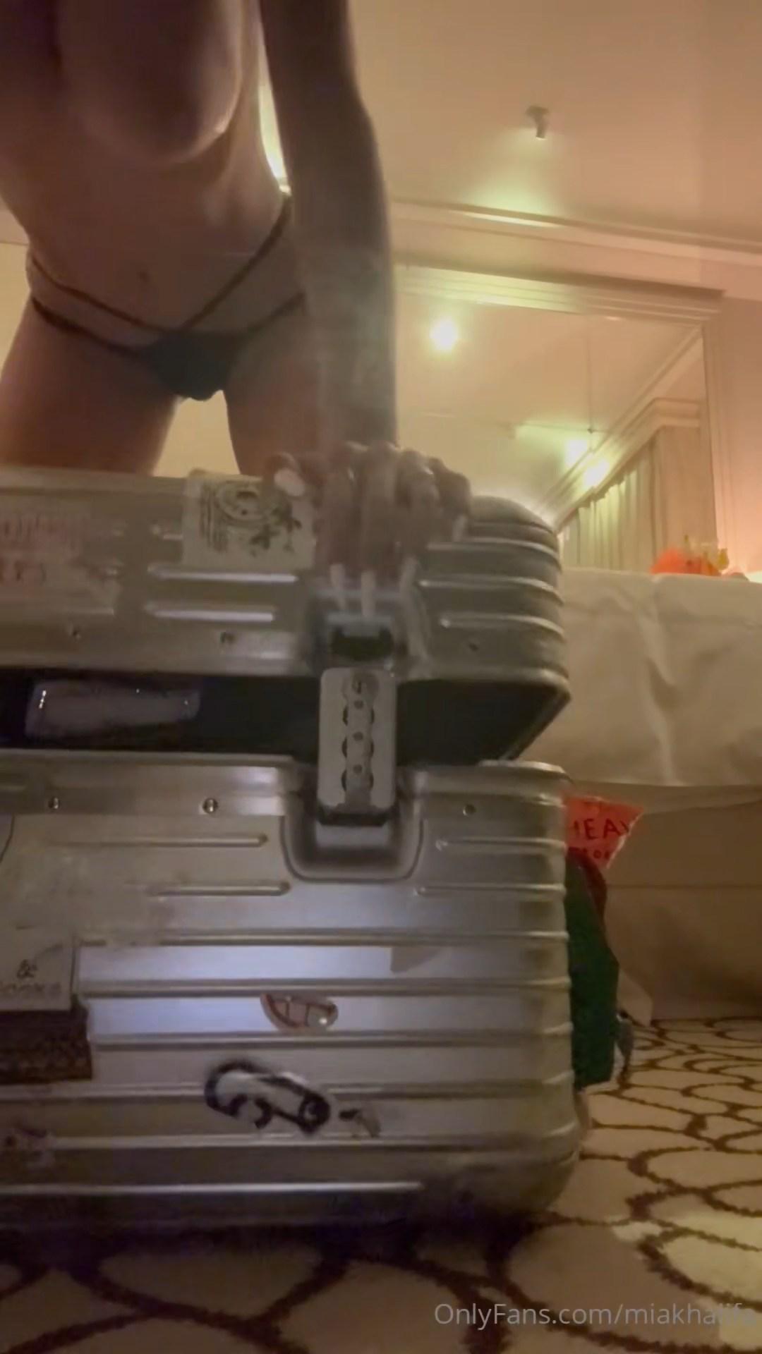 mia khalifa nude luggage packing onlyfans video leaked iglmzf