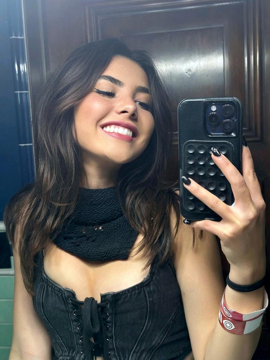 andrea botez sexy mirror selfies set leaked