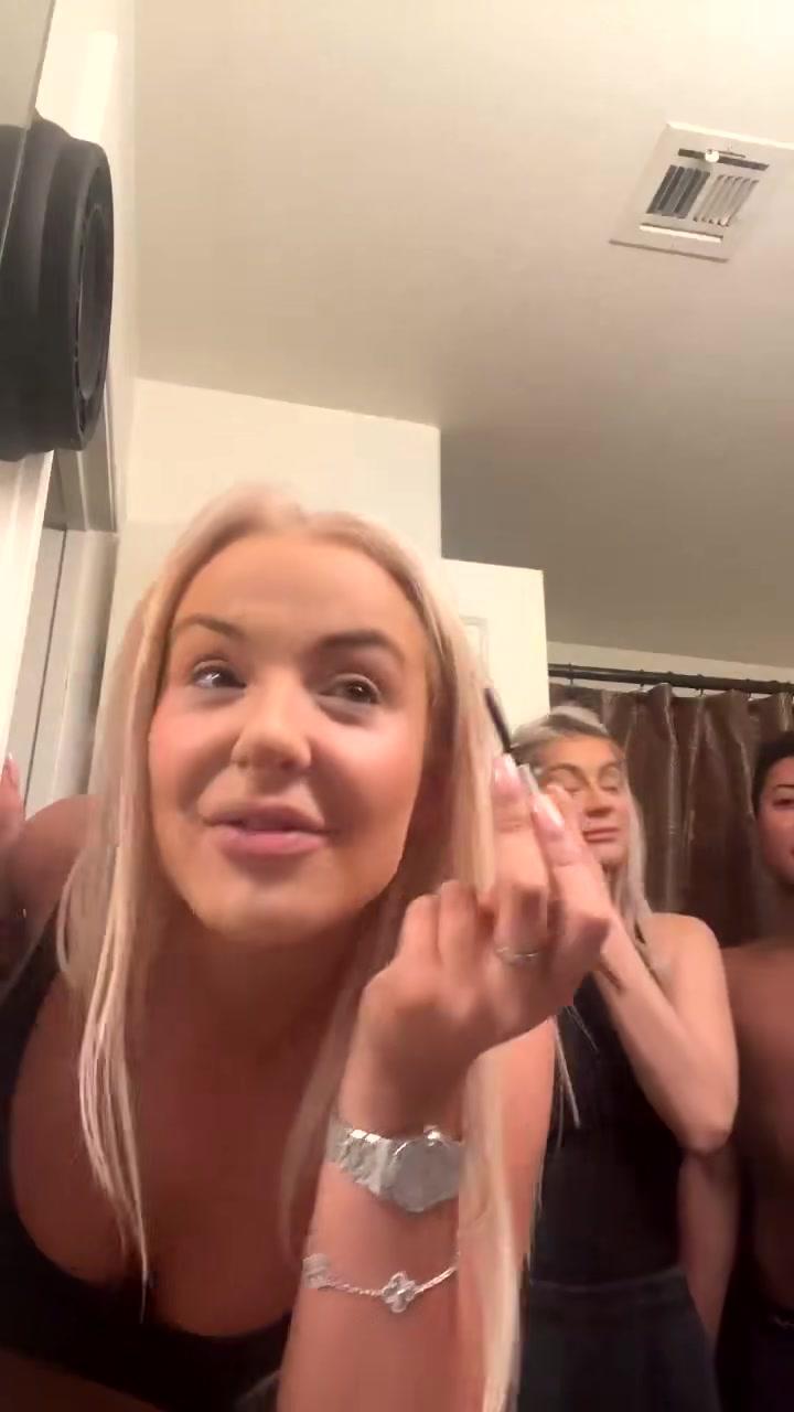 tana mongeau tits ass flash onlyfans livestream leaked kjcfjm