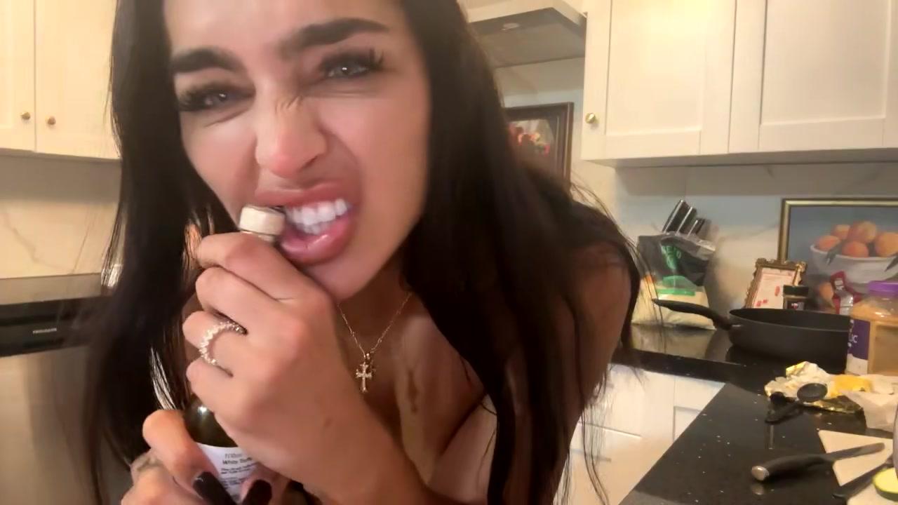 emily_rinaudo_nude_kitchen_cooking_onlyfans_video_leaked-mskbzx emily rinaudo nude kitchen cooking onlyfans video leaked